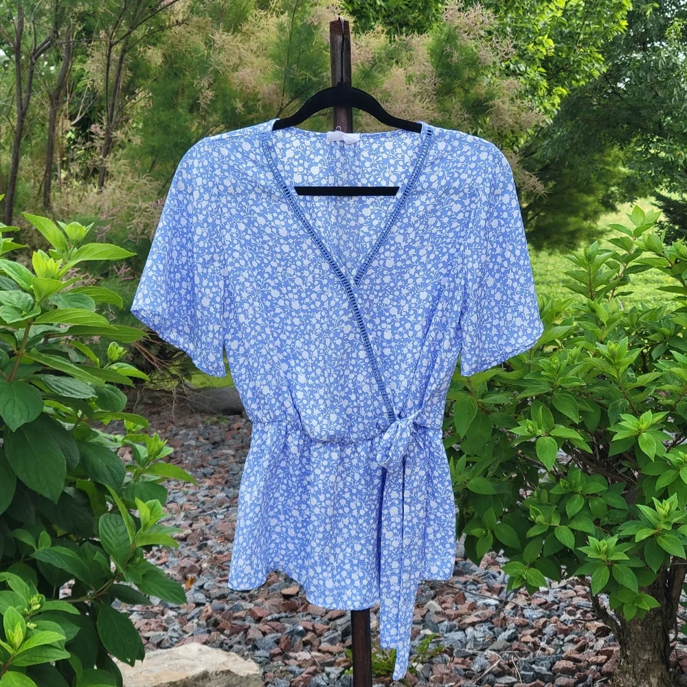Sienna Sky Blue & White Floral V Neck Wrap Blouse Medium - Picture 2 of 9